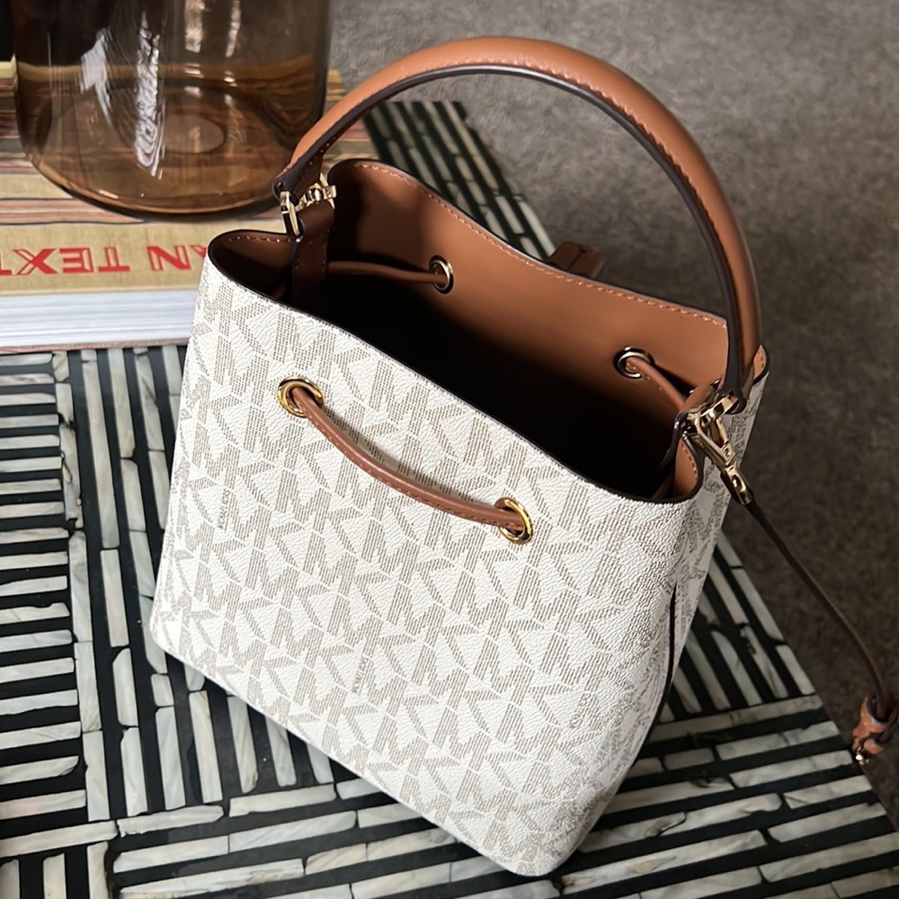 Authentic ❤️Sold❤️Michael kors SURI bag - Picture 2 of 7